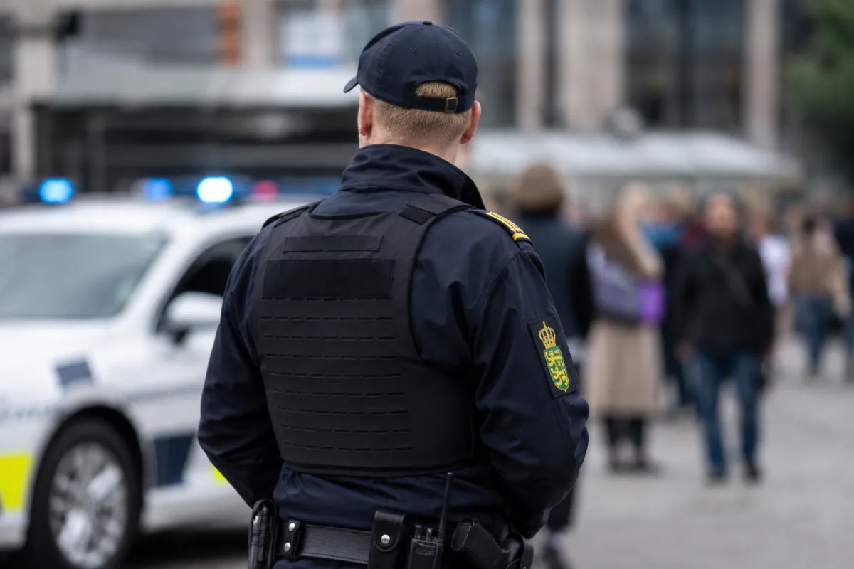 To unge mænd fængslet for bedrageri mod fem ældre borgere